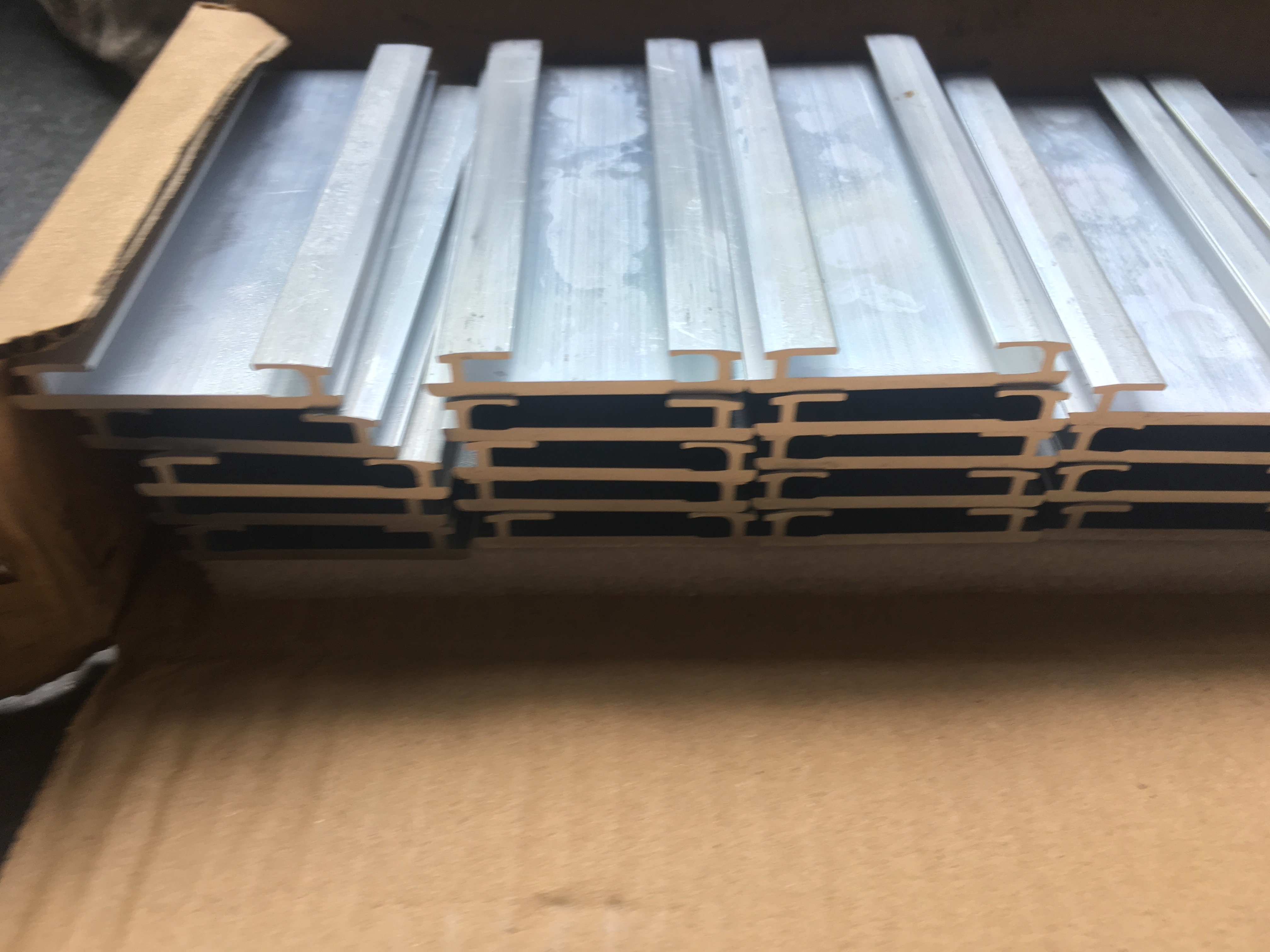 切鋁機(jī)切厚料一邊斷面粗糙的神秘謎團(tuán)